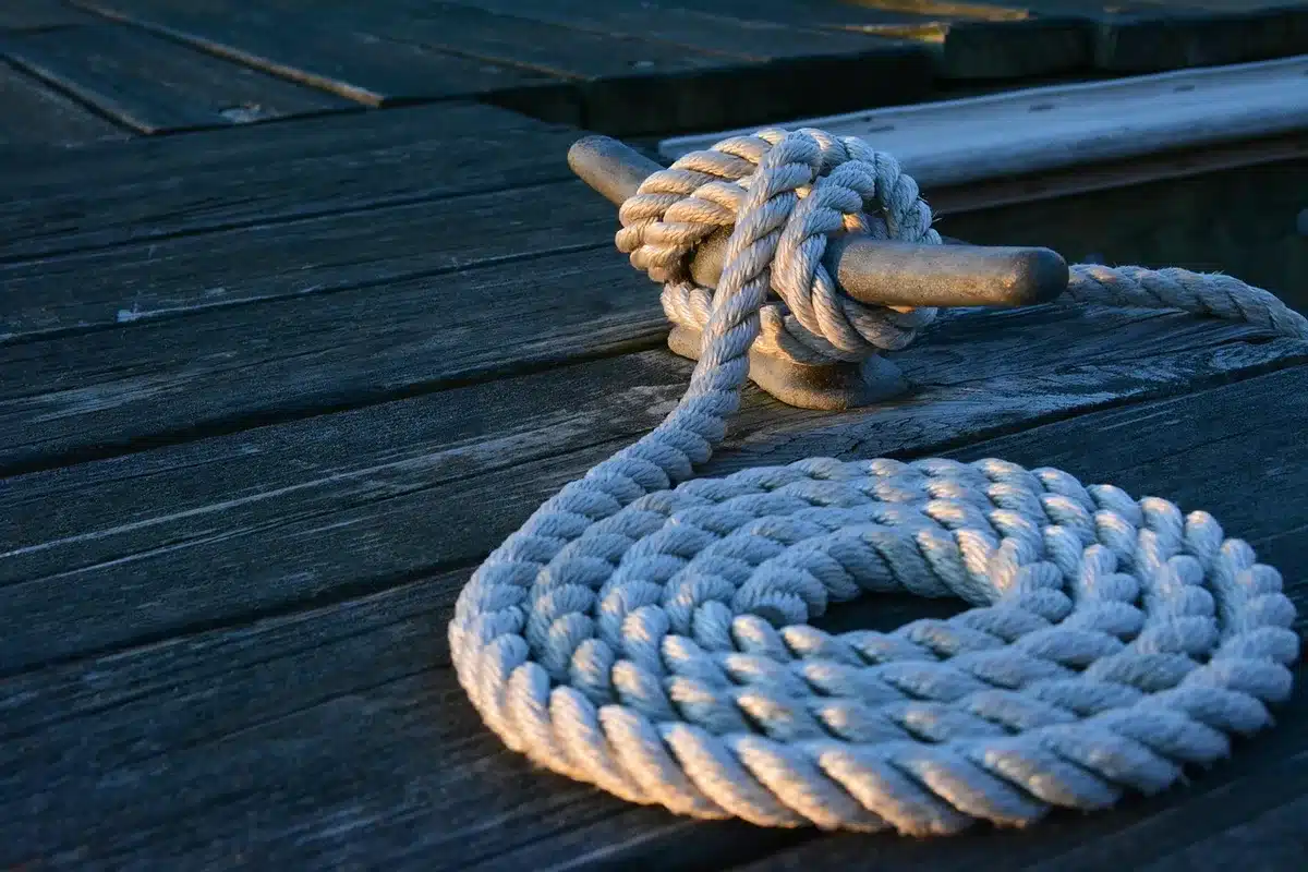 Mano artigiana che rifinisce un pezzo di mogano per interni nautici