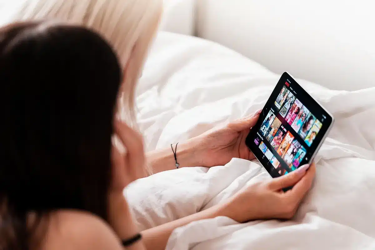 Persone che descrivono la vacanza e scelgono barche su un tablet