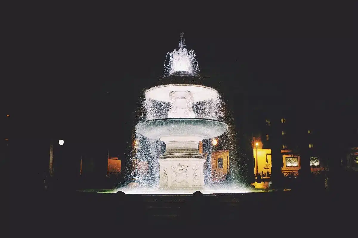 Piazza storica con loggia e palazzi antichi a Genova