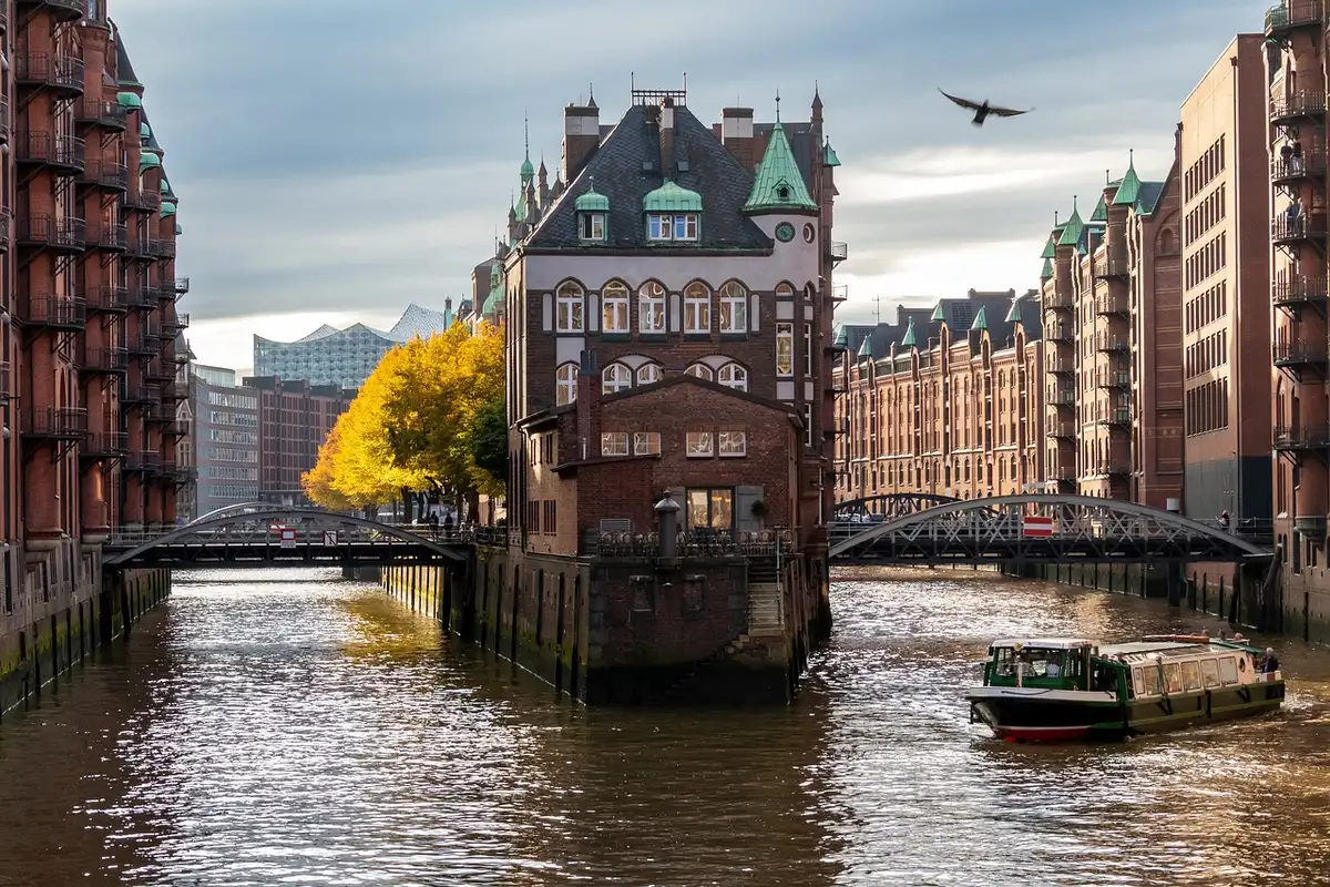 Magazzini storici lungo l'East River che mostrano l'assetto urbano portuale