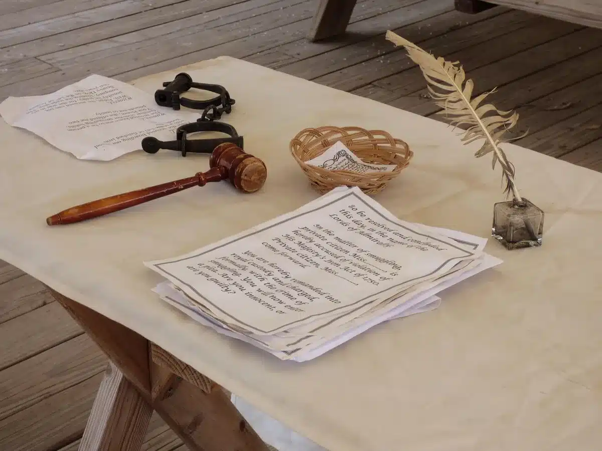 Martelletto giudice e documenti legali su scrivania