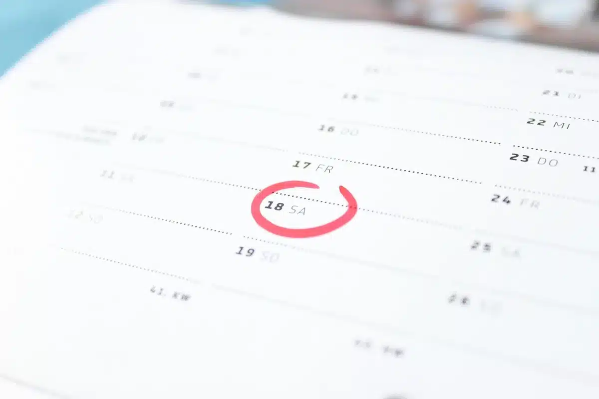 Lettera di notifica vicino a calendario con scadenze segnate