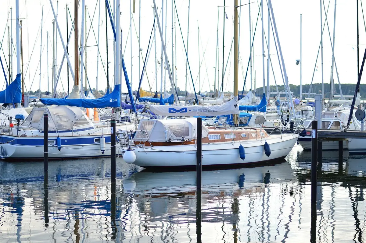 Interni e cockpit di uno yacht a vela, spazio e abitabilità