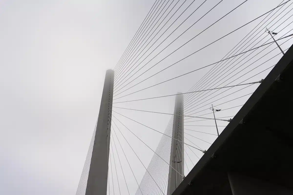Cantiere con gru e strutture metalliche di un grande ponte in costruzione