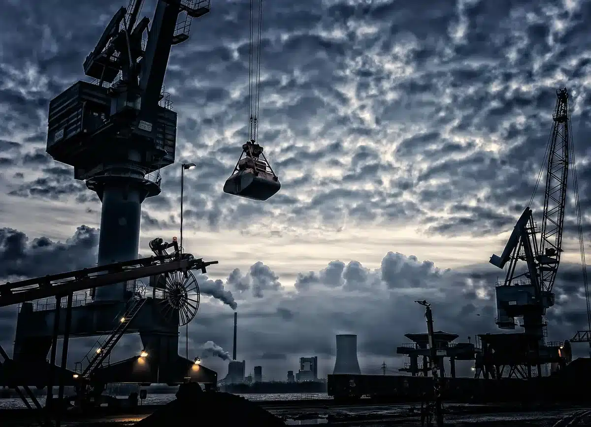 Nave cargo carica di container in un porto industriale con gru di movimentazione