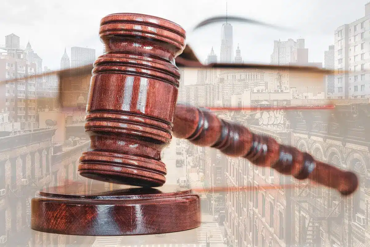 Mani anonime con documenti davanti a un'aula di tribunale