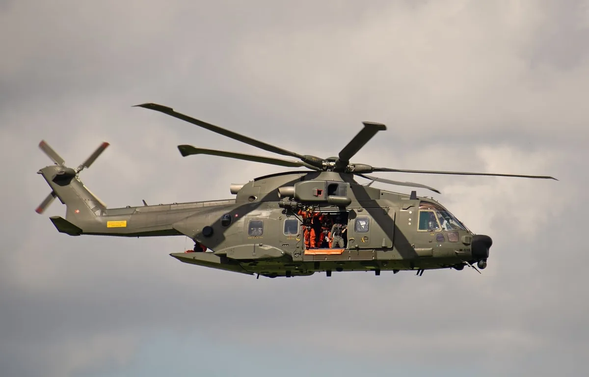 Elicottero SAR dell'Aeronautica Militare in configurazione di ricerca e soccorso