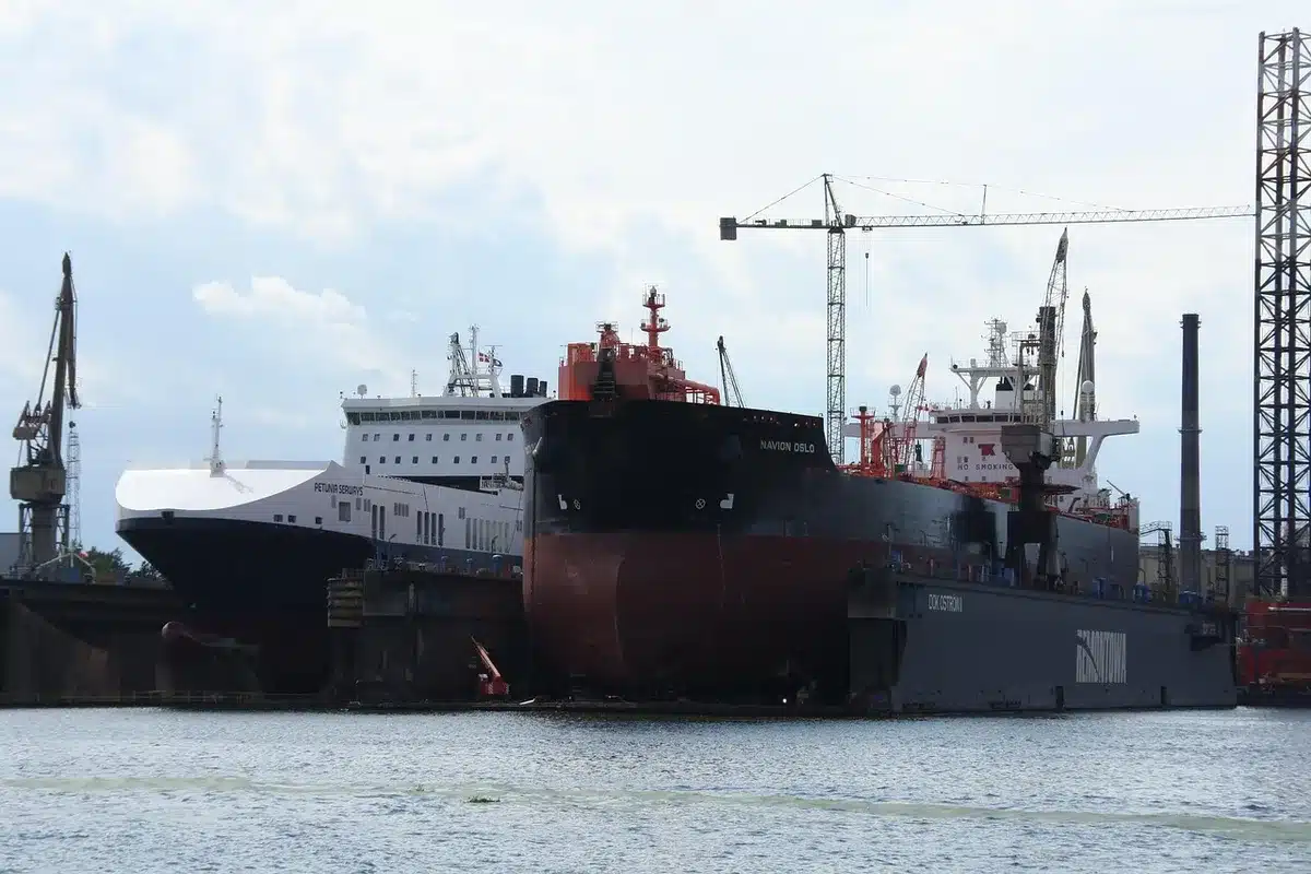 Capannoni della darsena e lungomare con cantieri navali sullo sfondo