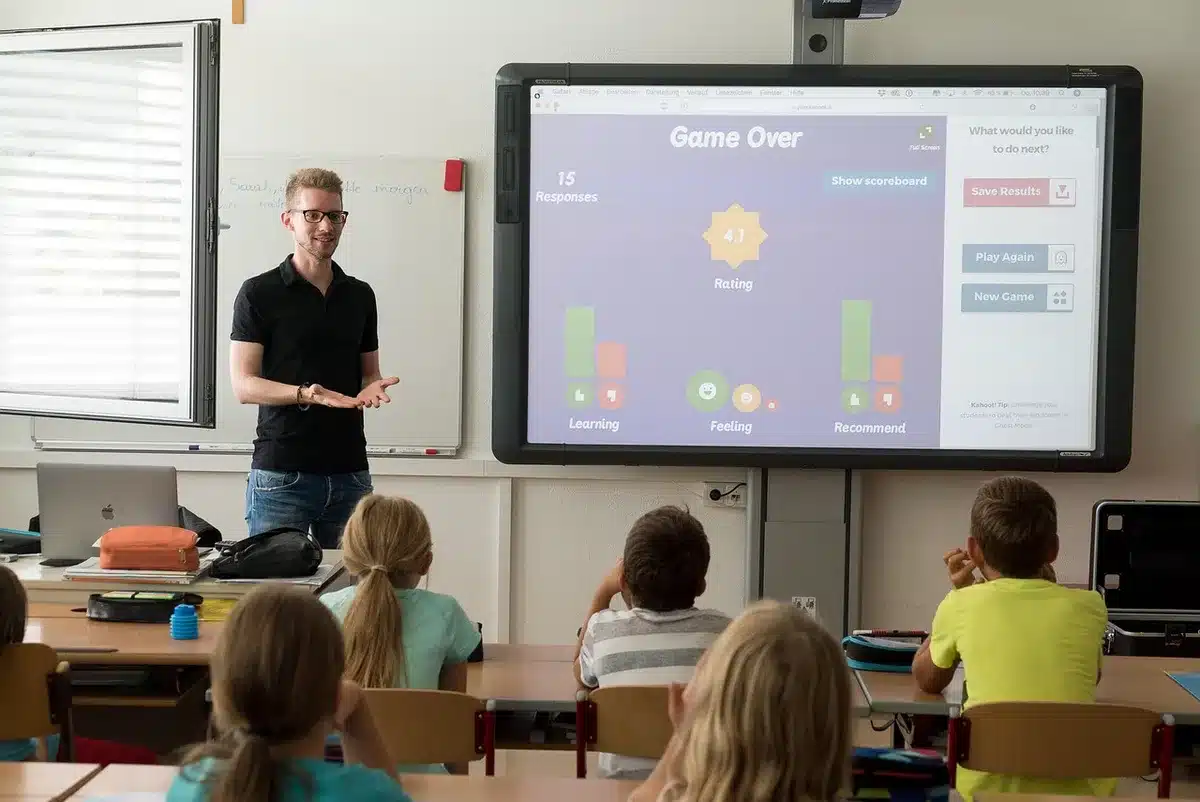 Insegnante che parla con colleghi in corridoio della scuola