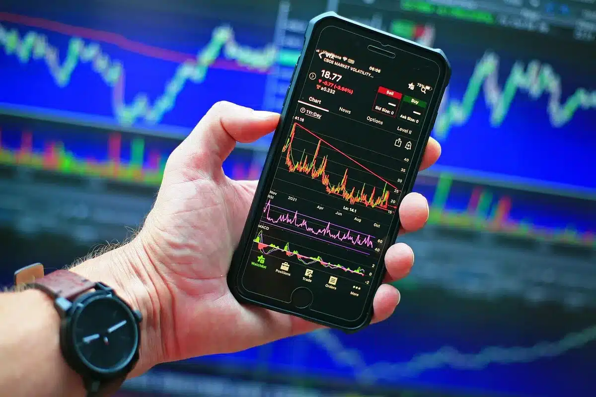 Schermo di borsa con grafici azionari e dati di mercato in tempo reale.