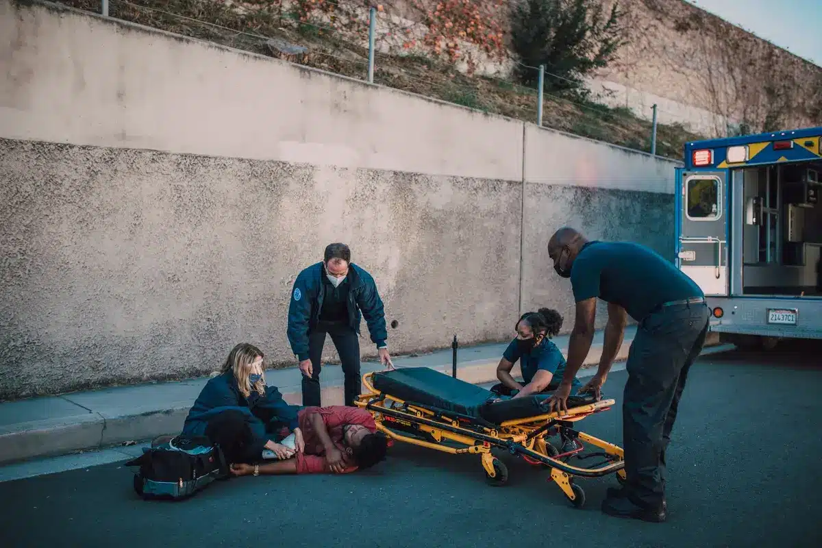 Trasporto notturno di una persona soccorsa su barella verso un'ambulanza