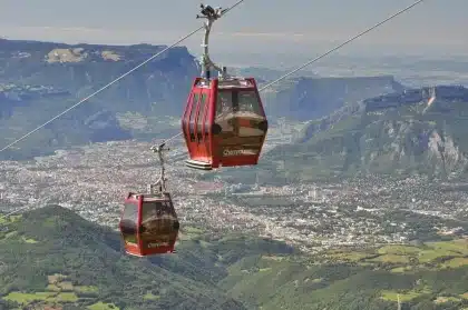Ospiti anonimi lasciano un rifugio di montagna vicino a una stazione funivia