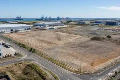 Andalusia avvia la vendita di otto lotti logistici a Majarabique Trieste: il porto punta sul caffè e aumenta i traffici Gulftainer lancia collegamento Khorfakkan-Berbera: scommessa sul corridoio del Corno d'Africa Kkr cede Infinity ad Ares per 2,9 mld: carri ferroviari assumono ruolo strategico