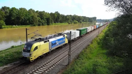 Parco di carri ferroviari e container in un grandissimo scalo merci all'aperto