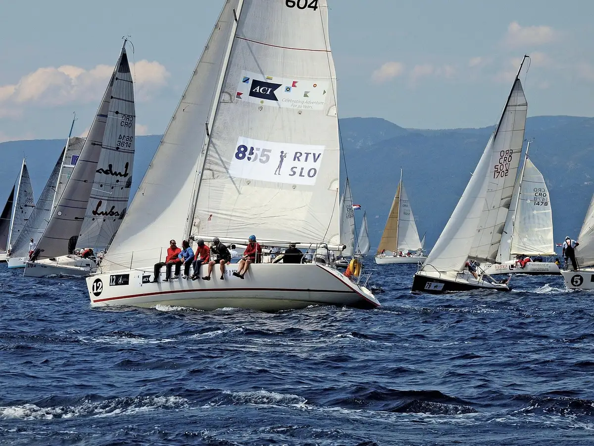 Equipaggio al lavoro in plancia mentre ripara strumenti di bordo