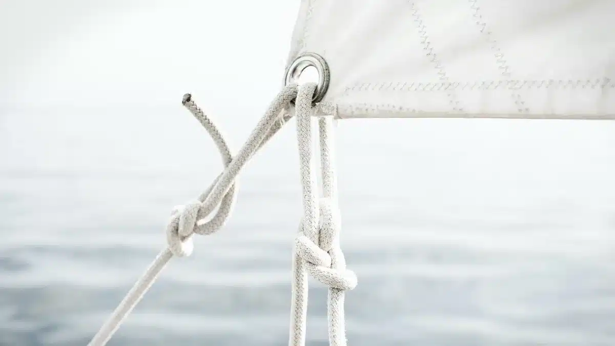 Area esterna e interna di uno yacht con continuità visiva e ampie vetrate