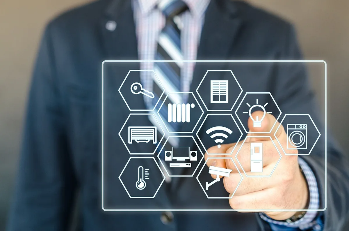 Schermi di controllo con dashboard logistica e mappe delle rotte