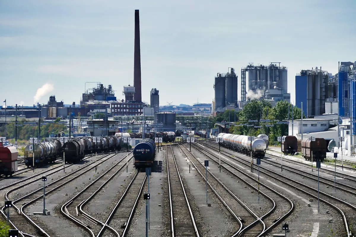 Treno merci in transito in Francia lungo un corridoio nord-sud