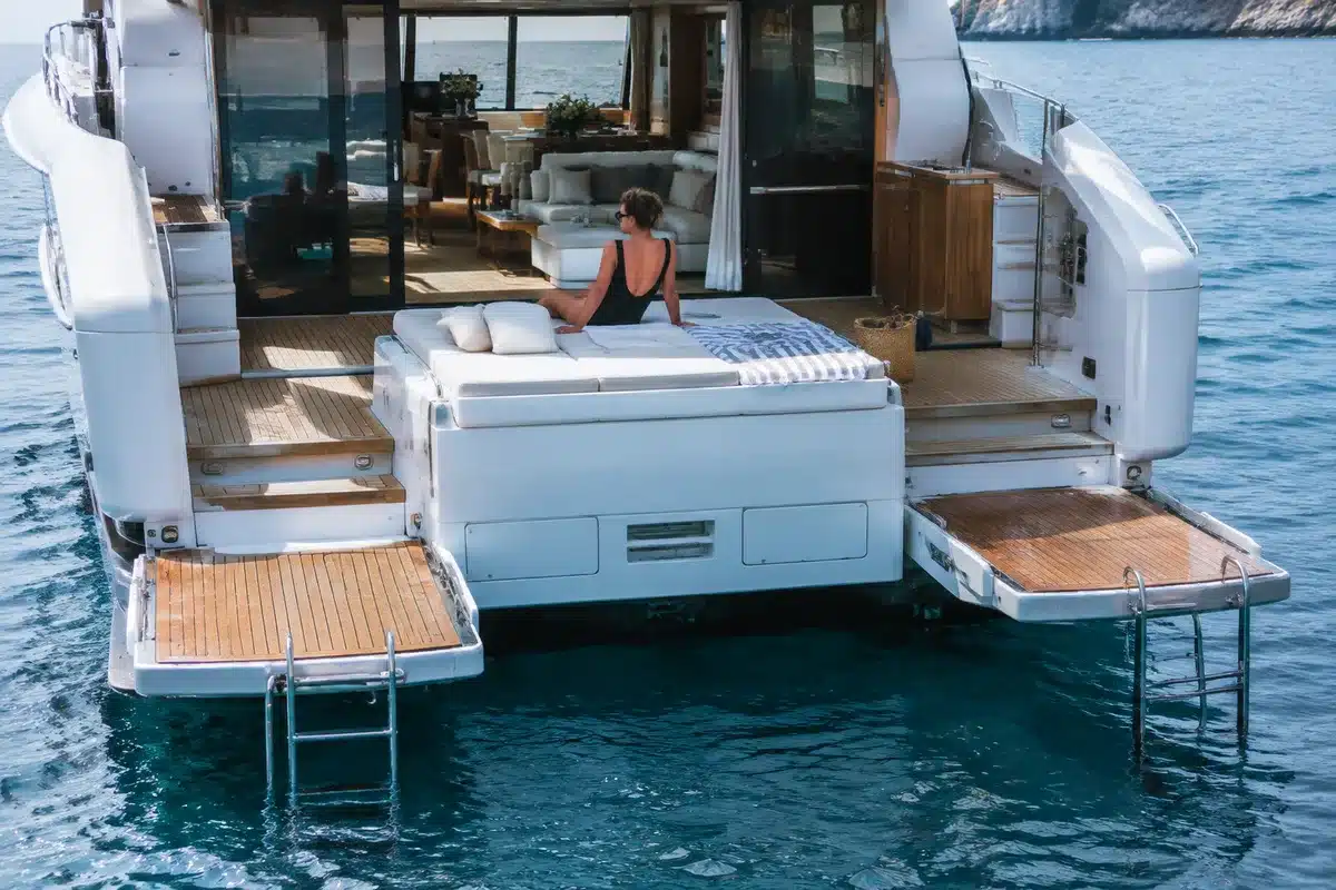 Cayman Yachts svela il 560 Sedan: prime immagini e dettagli tecnici