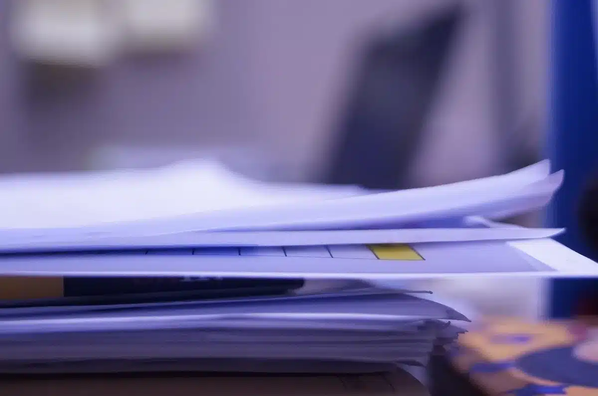 Documenti e fascicoli su una scrivania durante un'analisi procedurale
