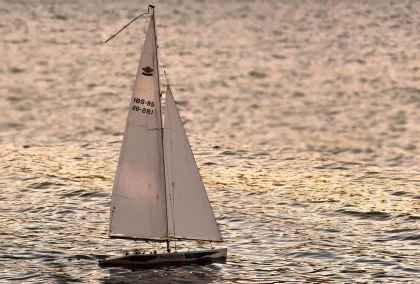 Barca a vela ancorata davanti a isolette rocciose e calette della Dalmazia