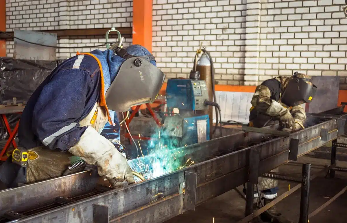 Tecnici al lavoro su componenti di un RIB in officina