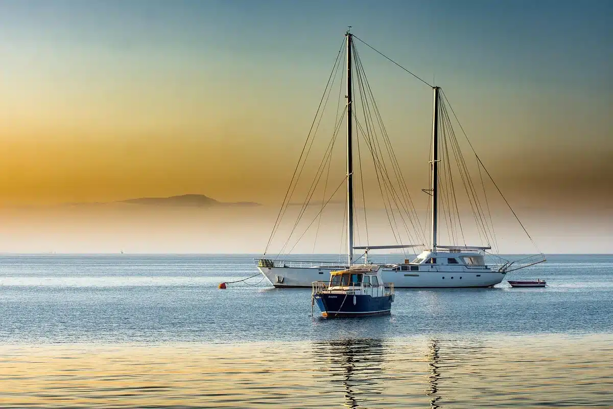 Flybridge ampio con area conviviale e vista sul mare