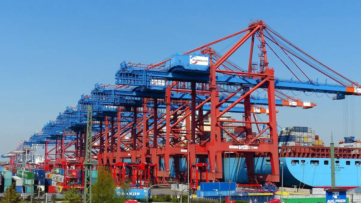 Treno di container su rotaia lungo la costa orientale