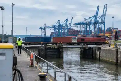 Germania blocca Cosco: niente acquisizione di Konrad Zippel