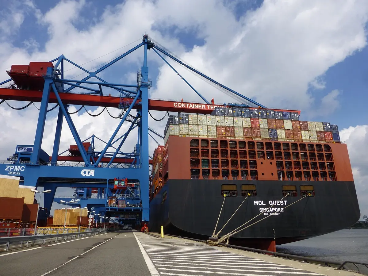 Terminal container con gru e code di container che evidenziano colli di bottiglia operativi