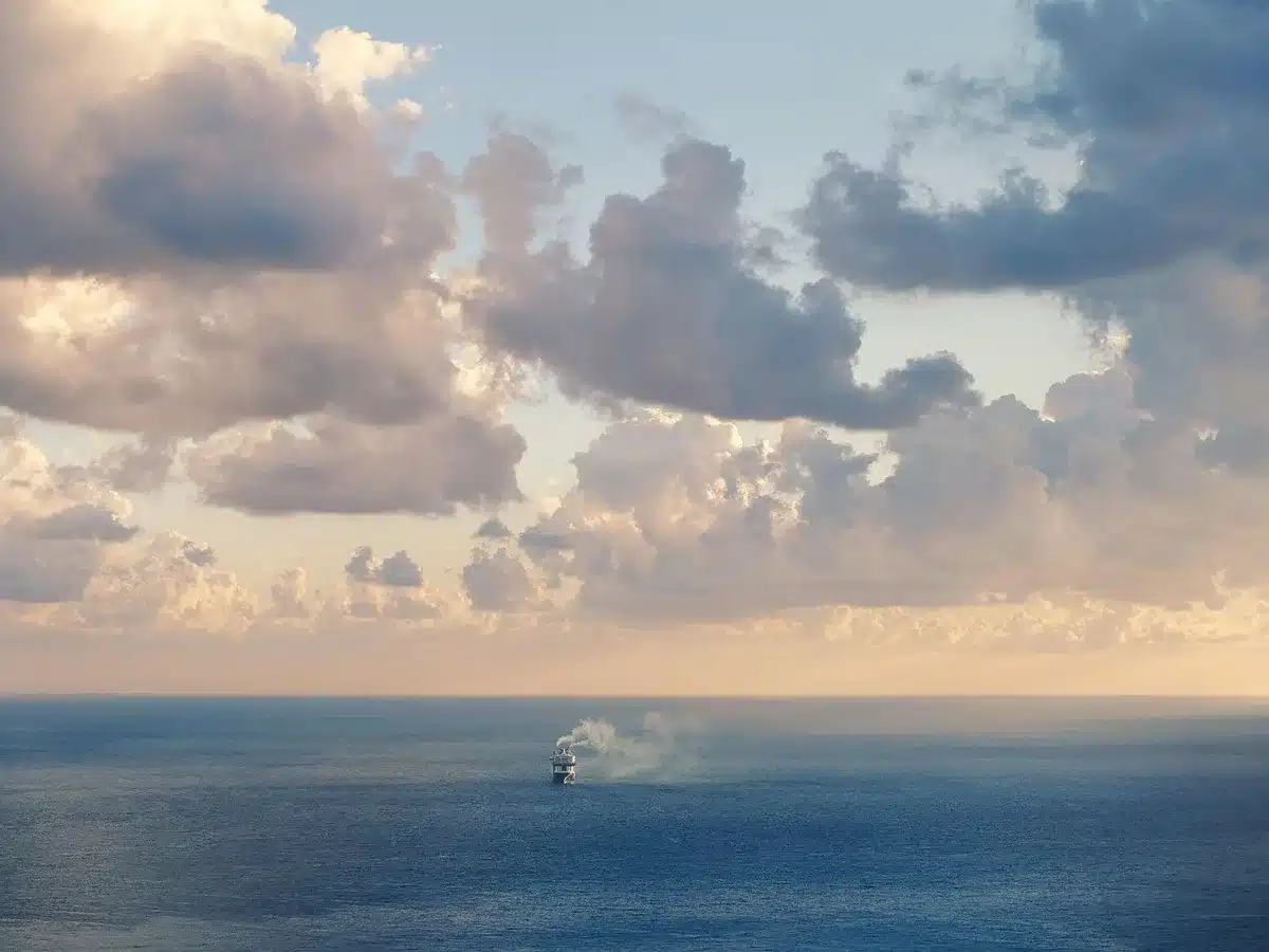 banchina con nave commerciale e container che evoca rotte mediterranee