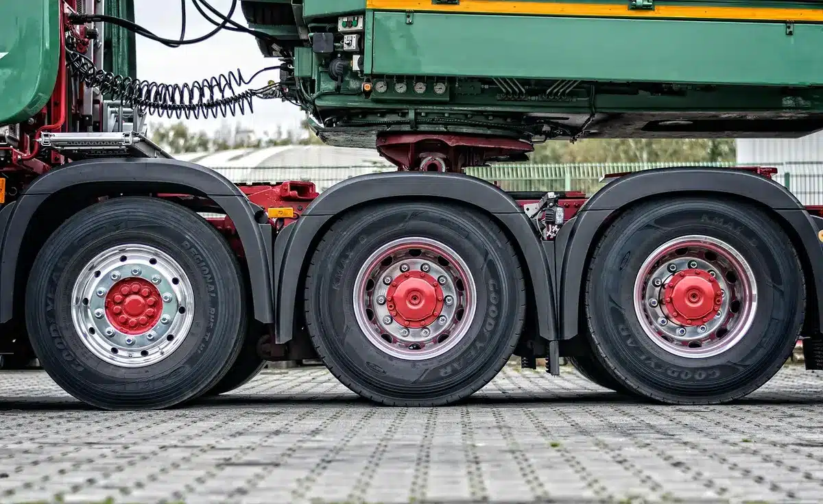 Area logistica con piazzali, camion e carri ferroviari in movimento