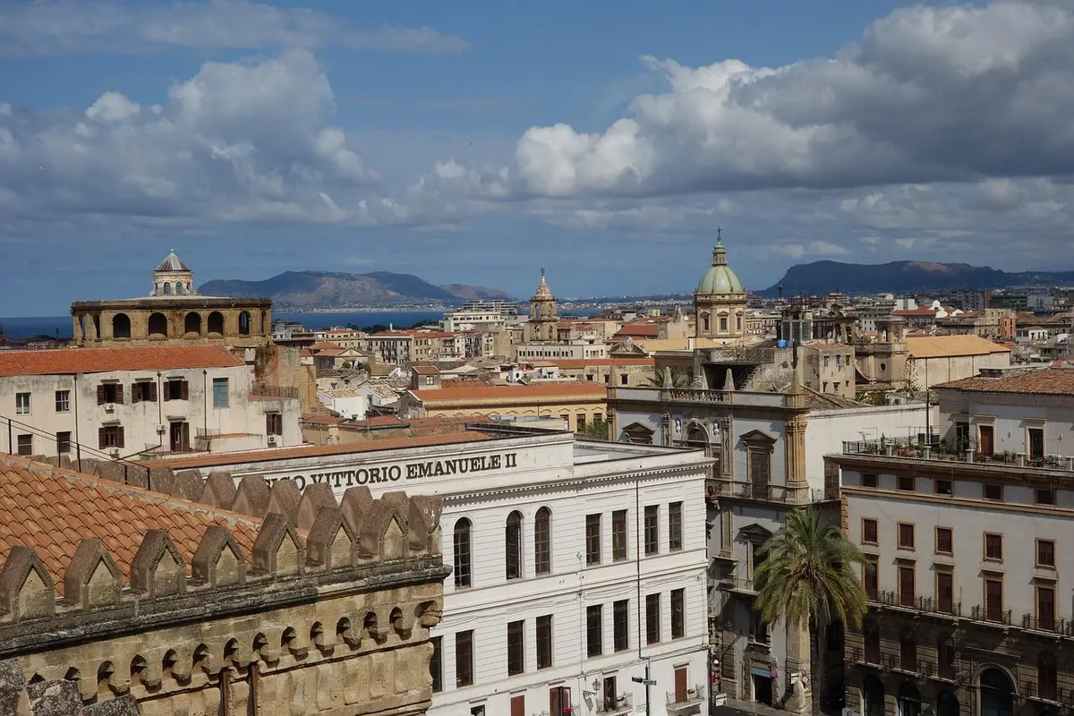 Esterno di un edificio scolastico a Palermo con ingresso chiuso