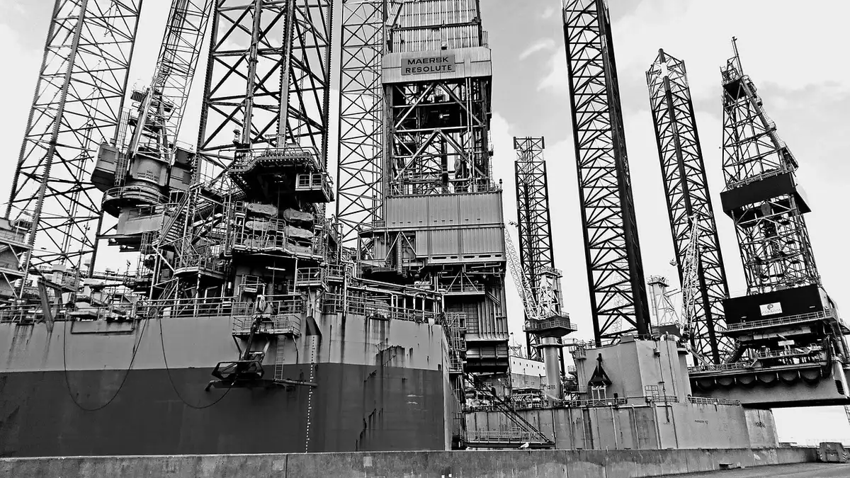 Infrastruttura petrolifera sulla costa libica vista da lontano