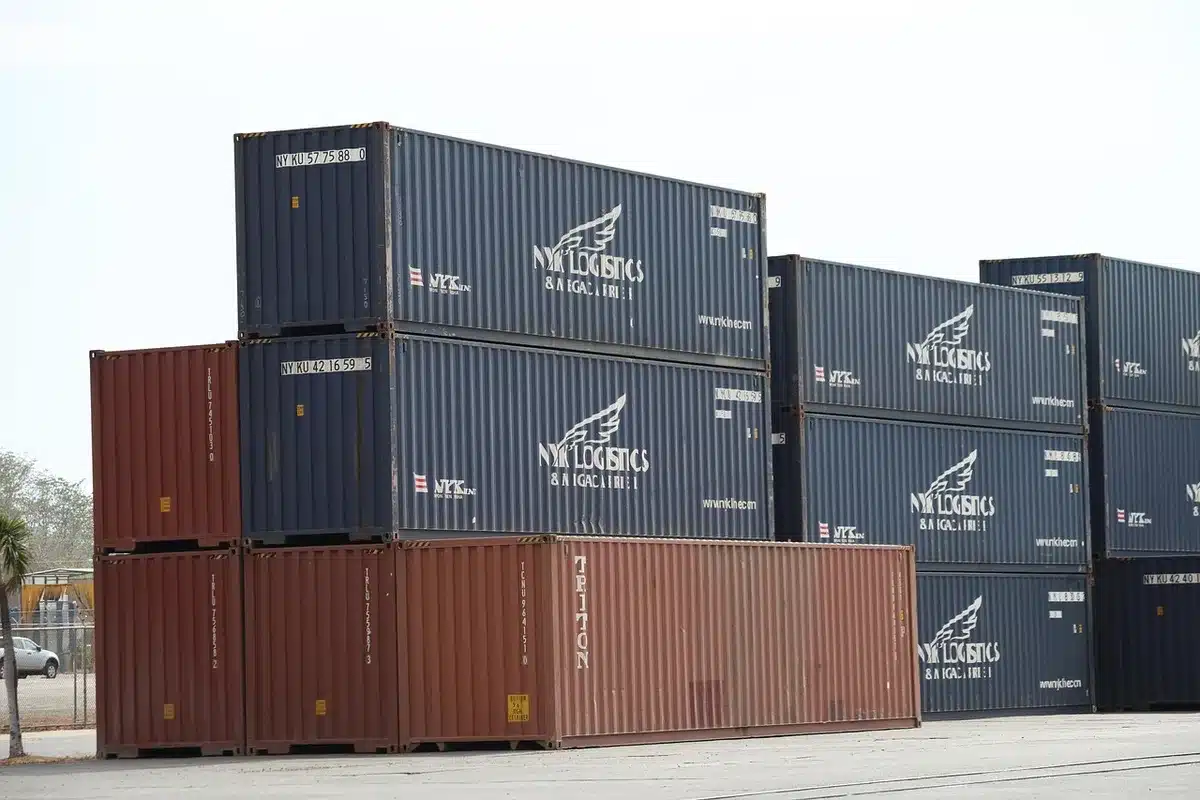 Nave cargo in transito che rappresenta flussi di merci e catene logistiche