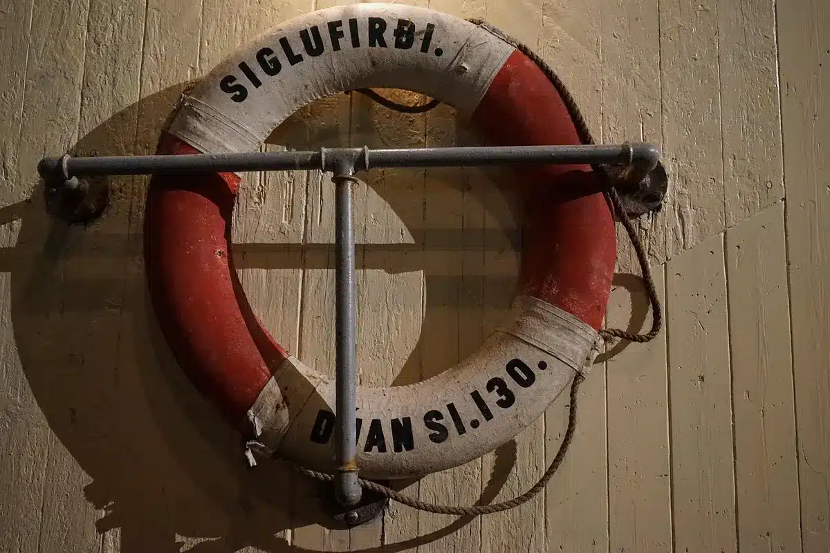 Motovedetta della Guardia costiera in mare durante un intervento di soccorso