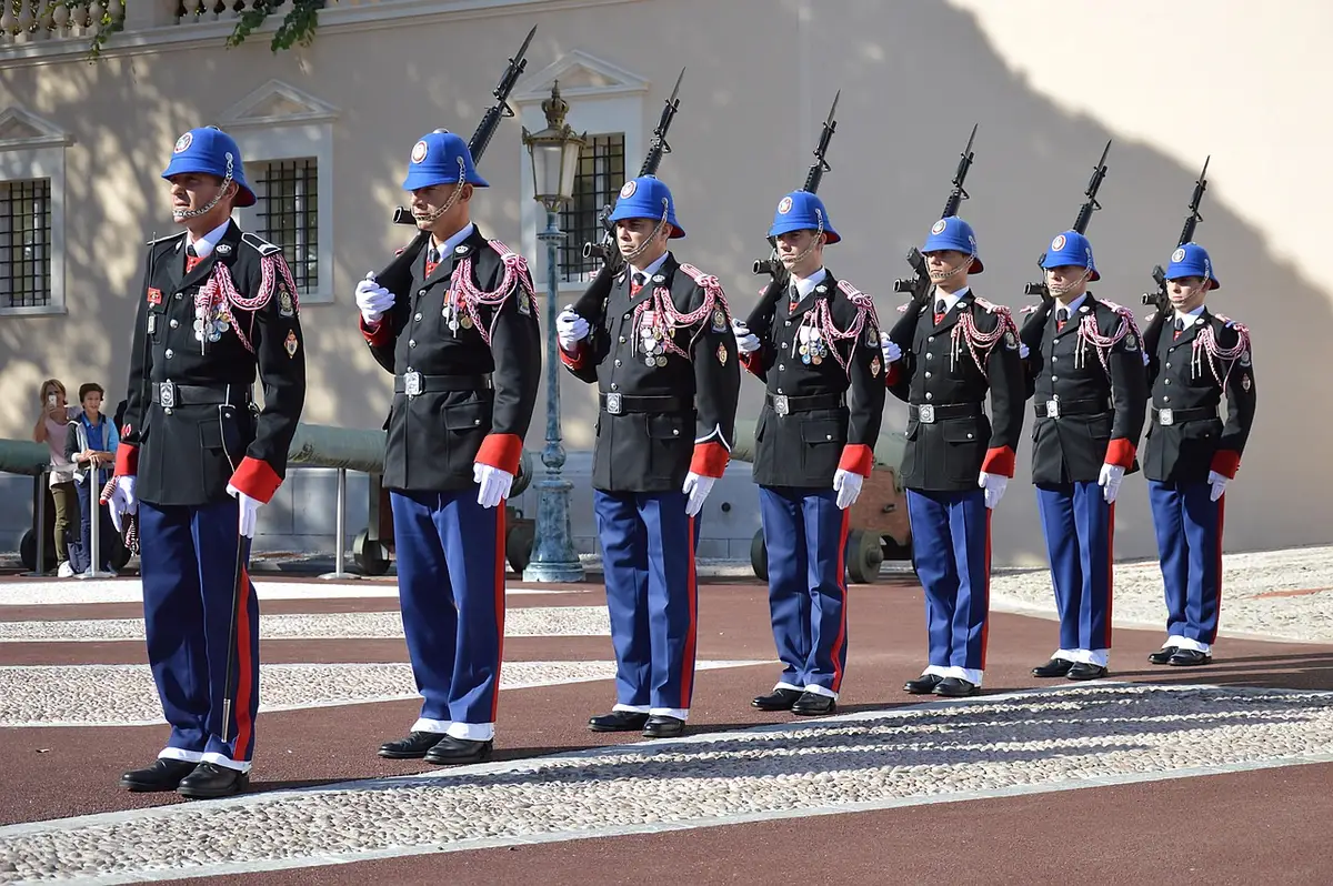 Volontari e Guardia Costiera coordinano il salvataggio sulla spiaggia