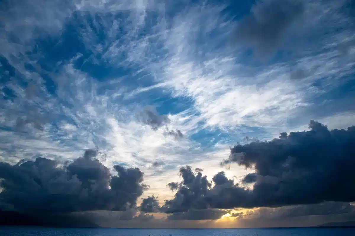 Arcipelago del Pacifico visto dall'alto, isole frammentate e mare aperto
