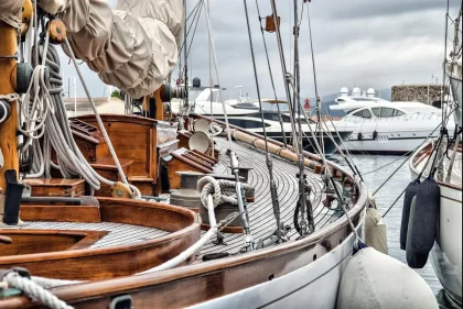 Yacht e barche ormeggiate in una marina su pontili galleggianti