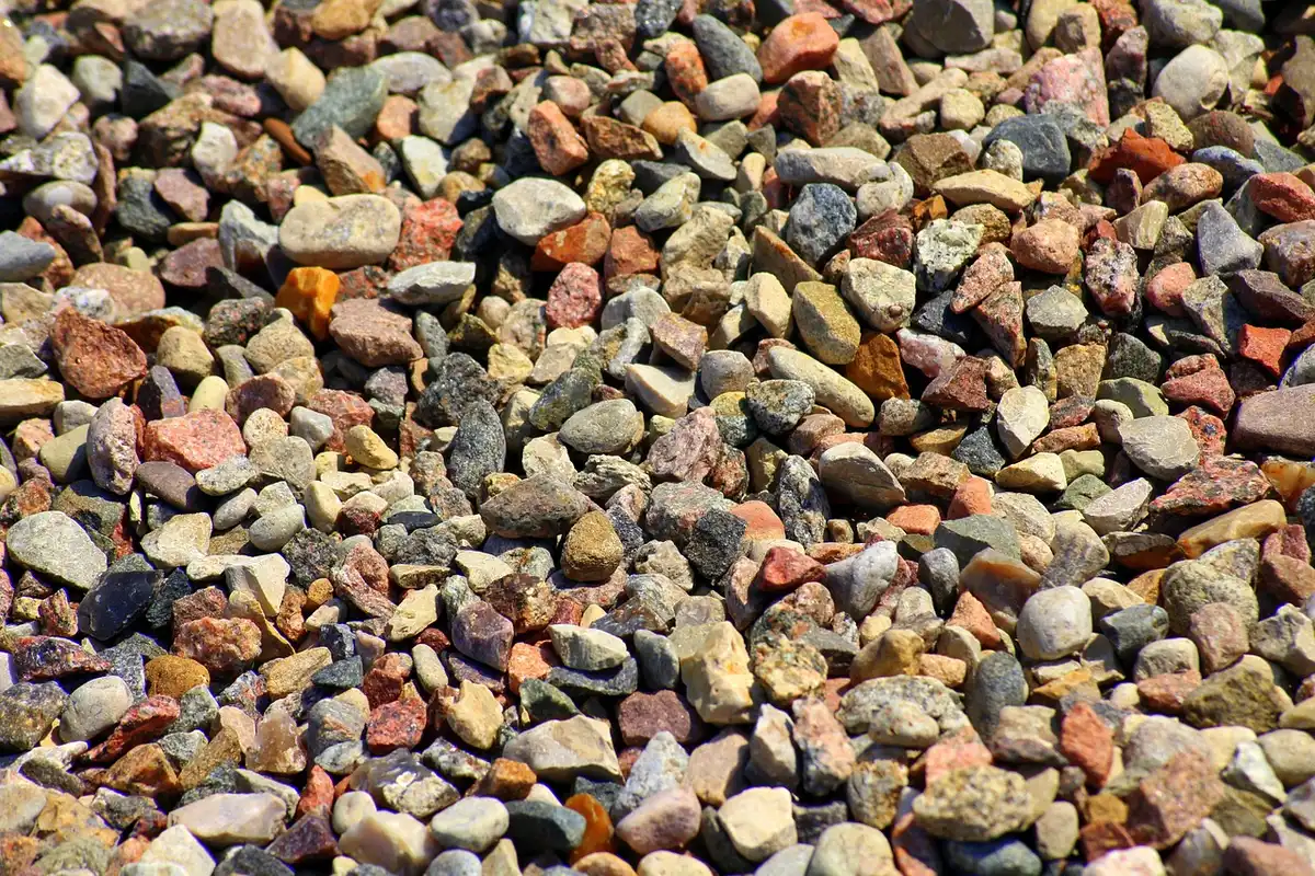 Dettaglio di un piano in pietra naturale e struttura in alluminio anodizzato su esterno nautico