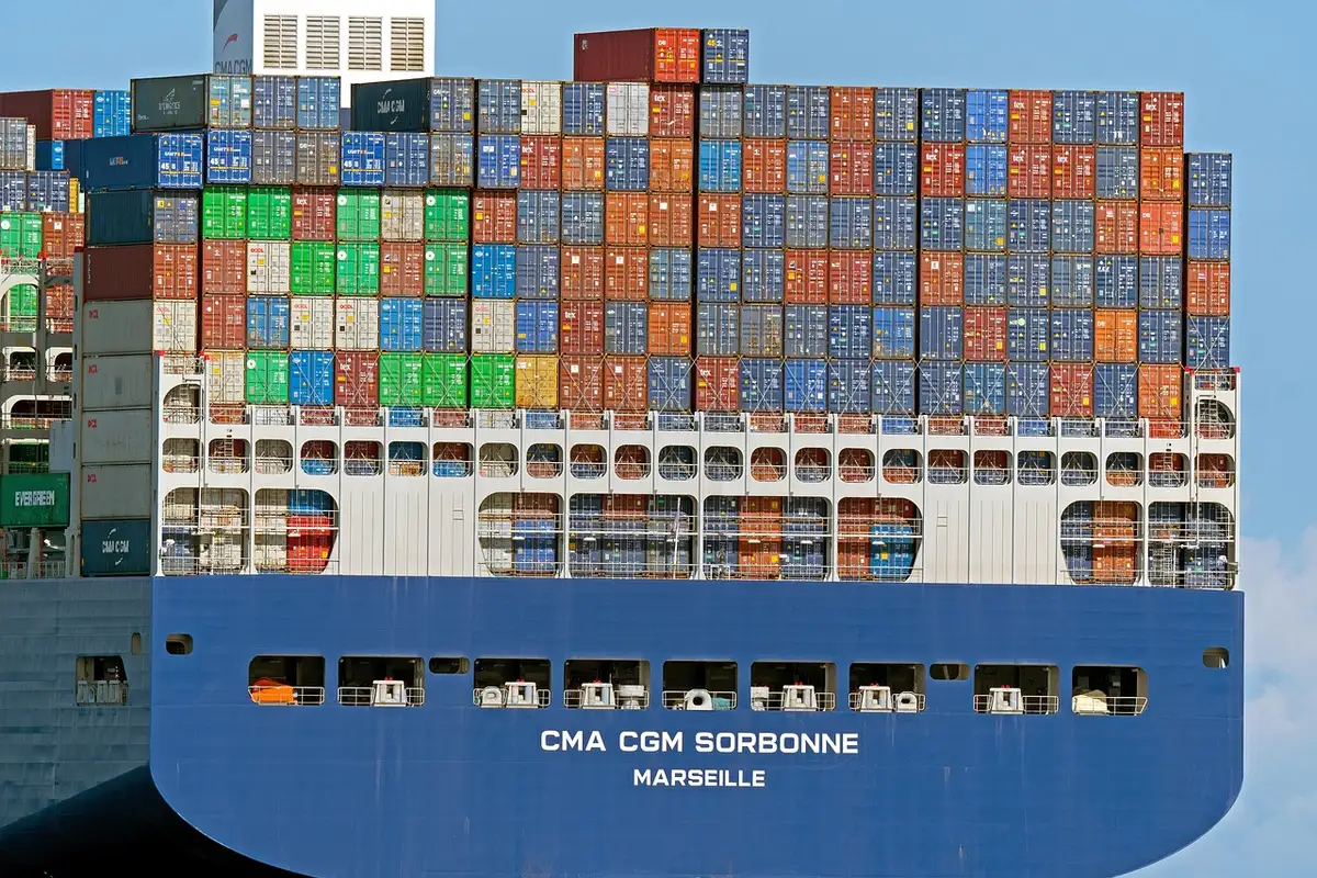 Schema laterale di un grande portacontainer da 13.000 TEU in porto
