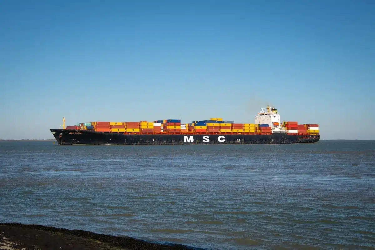 Portacontainer in fila al largo con statistiche di orderbook sovrapposte