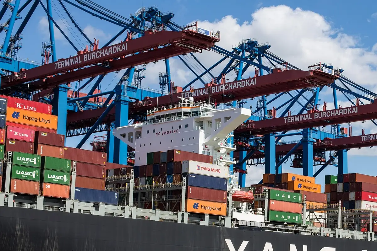 Gru di banchina inclinata e fuori dai binari sul molo del terminal container