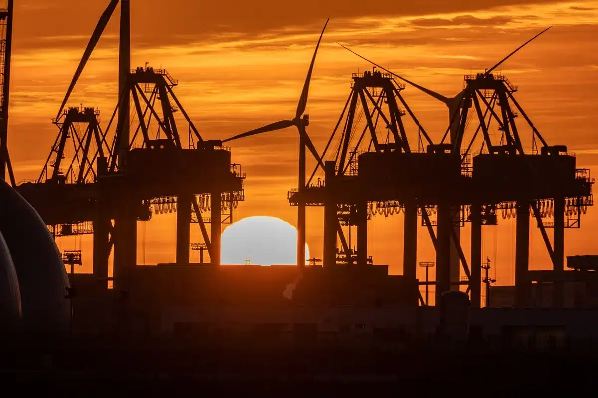 Banchina portuale con gru e container che illustra performance e concorrenza tra scali