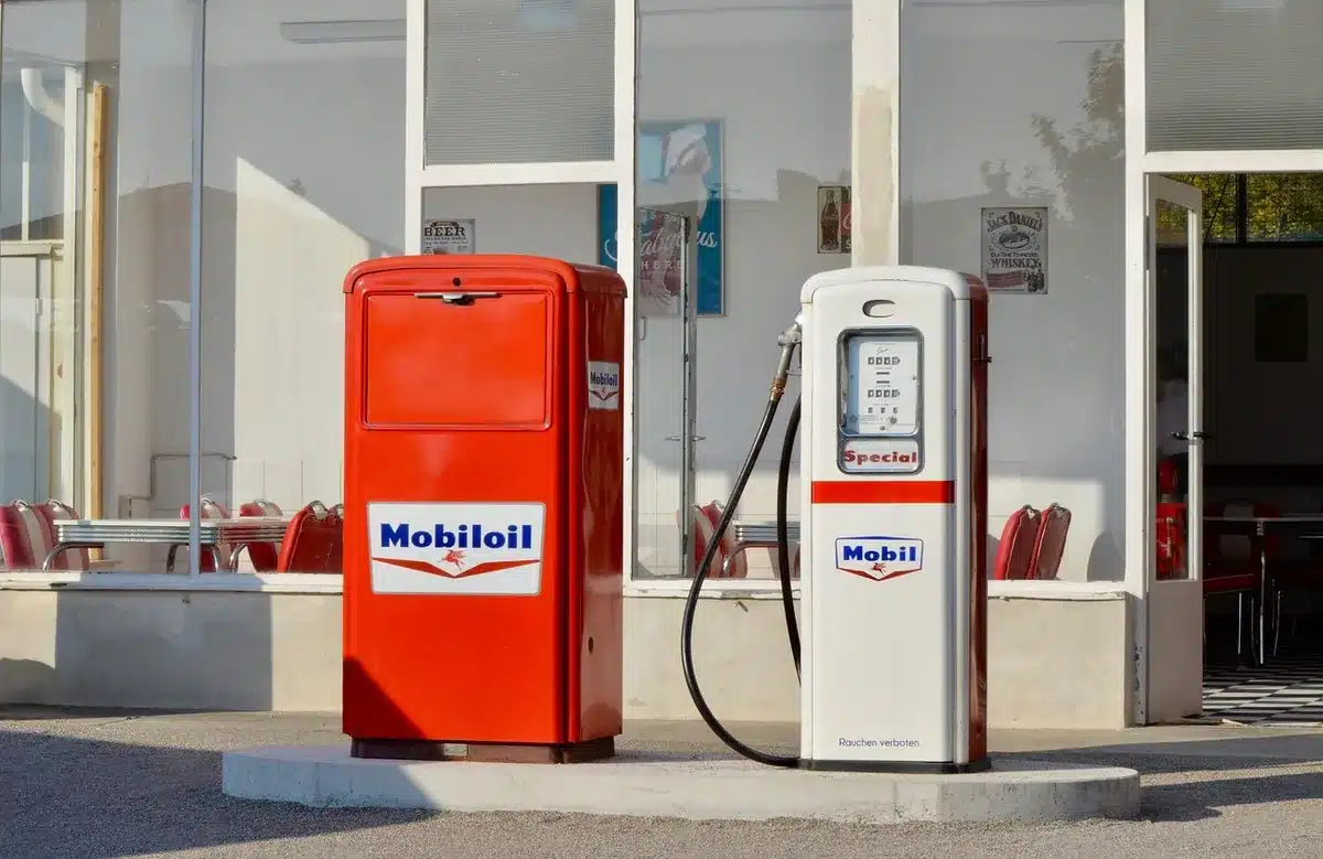 Tecnici e imbarcazione durante prove su carburanti alternativi in porto