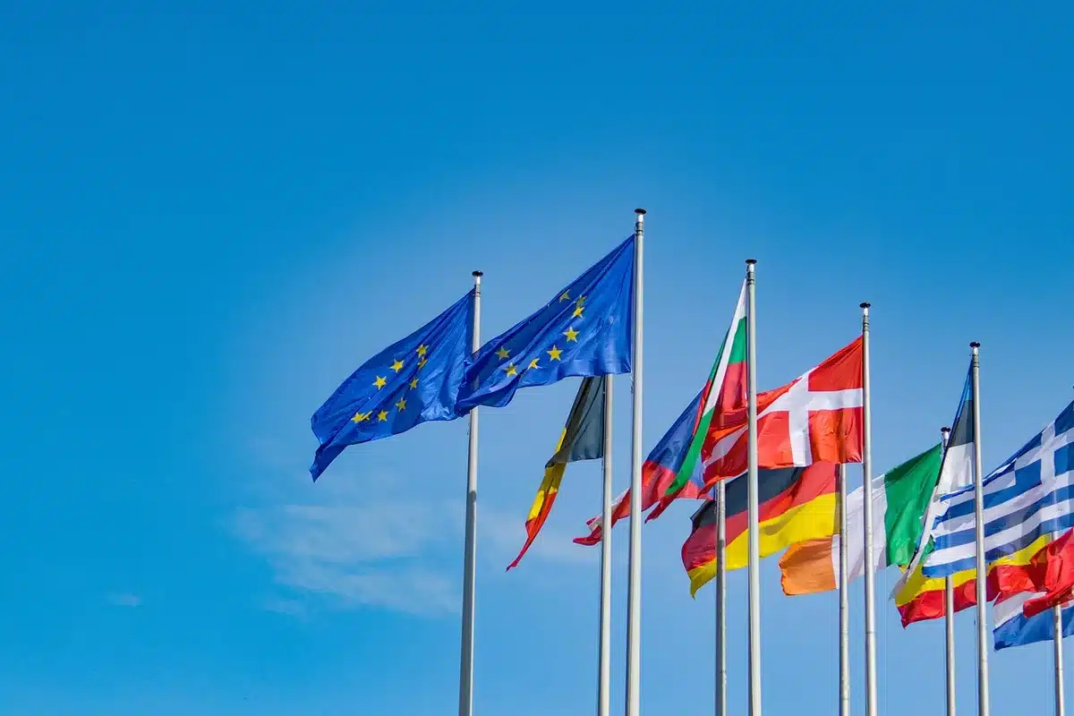 Riunione con documenti che confrontano pratiche assicurative UK e UE
