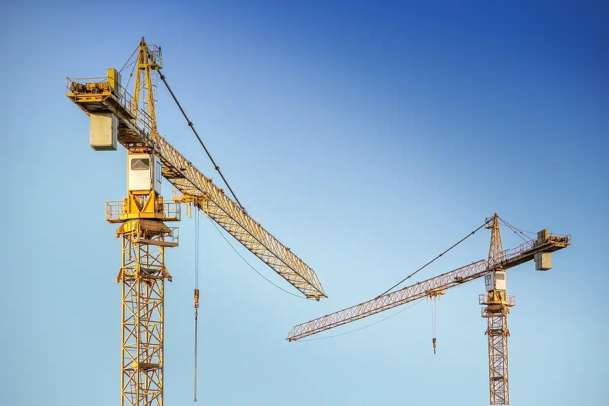Capannoni e gru del cantiere di Mangalia con vista sul mare