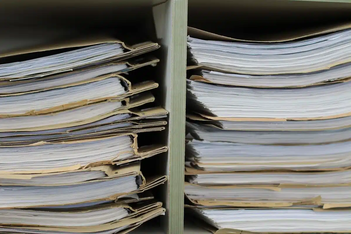 Buste e documenti ufficiali sul tavolo per il deposito delle candidature al CSM