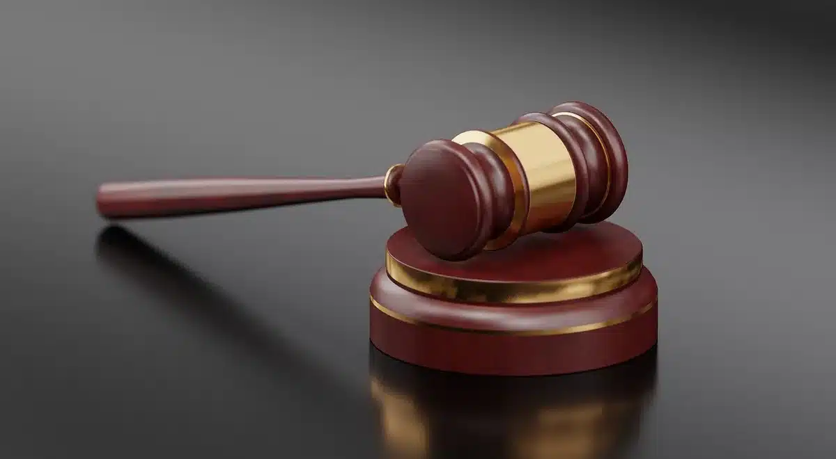 Documenti e martelletto su un tavolo in tribunale