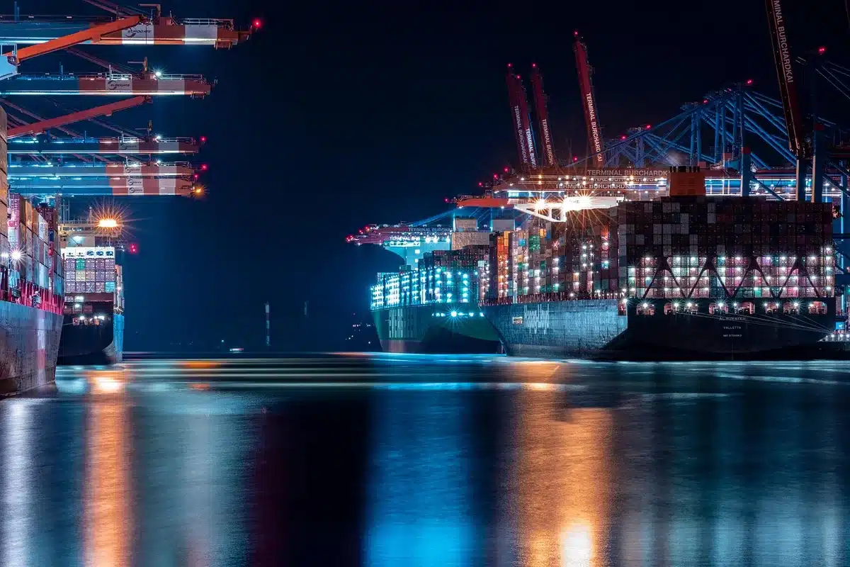 Portacontainer che transita nel canale di Suez visto da lontano